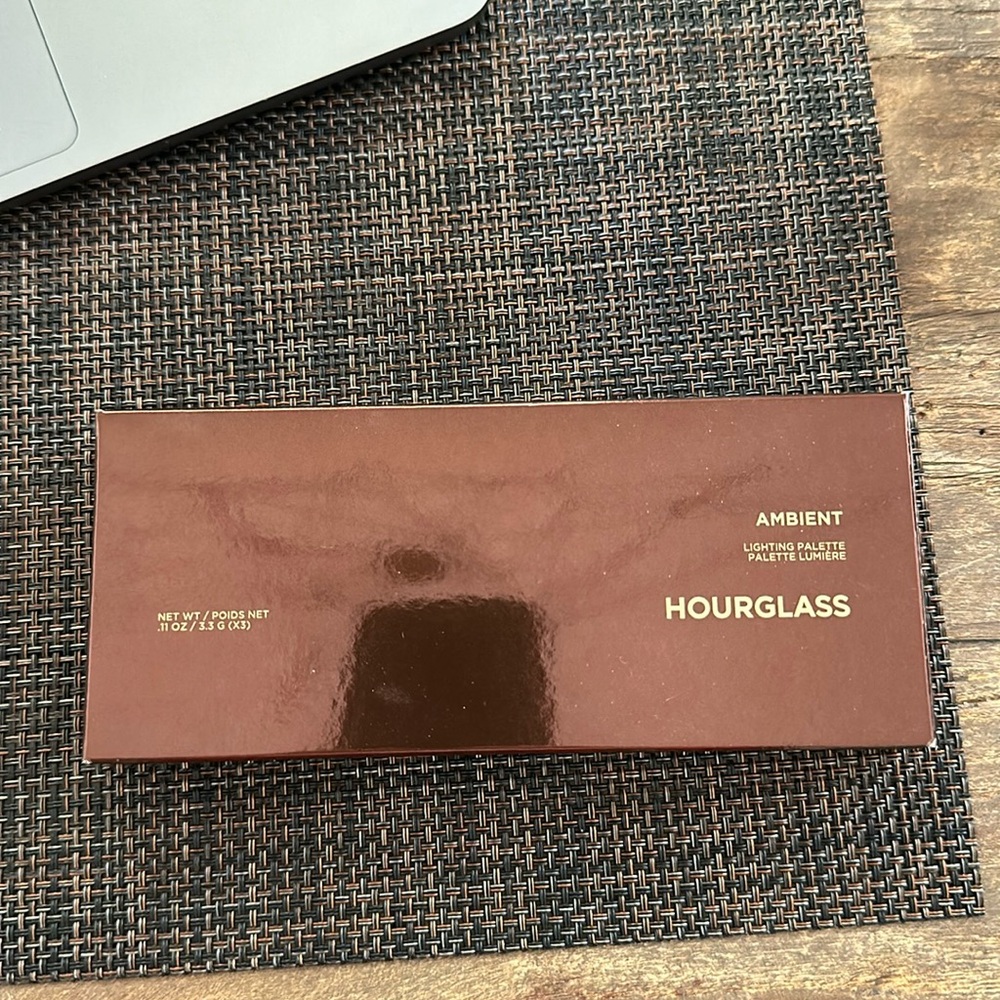 Hourglass highlighter palette. Never used. Only opened to show a picture.